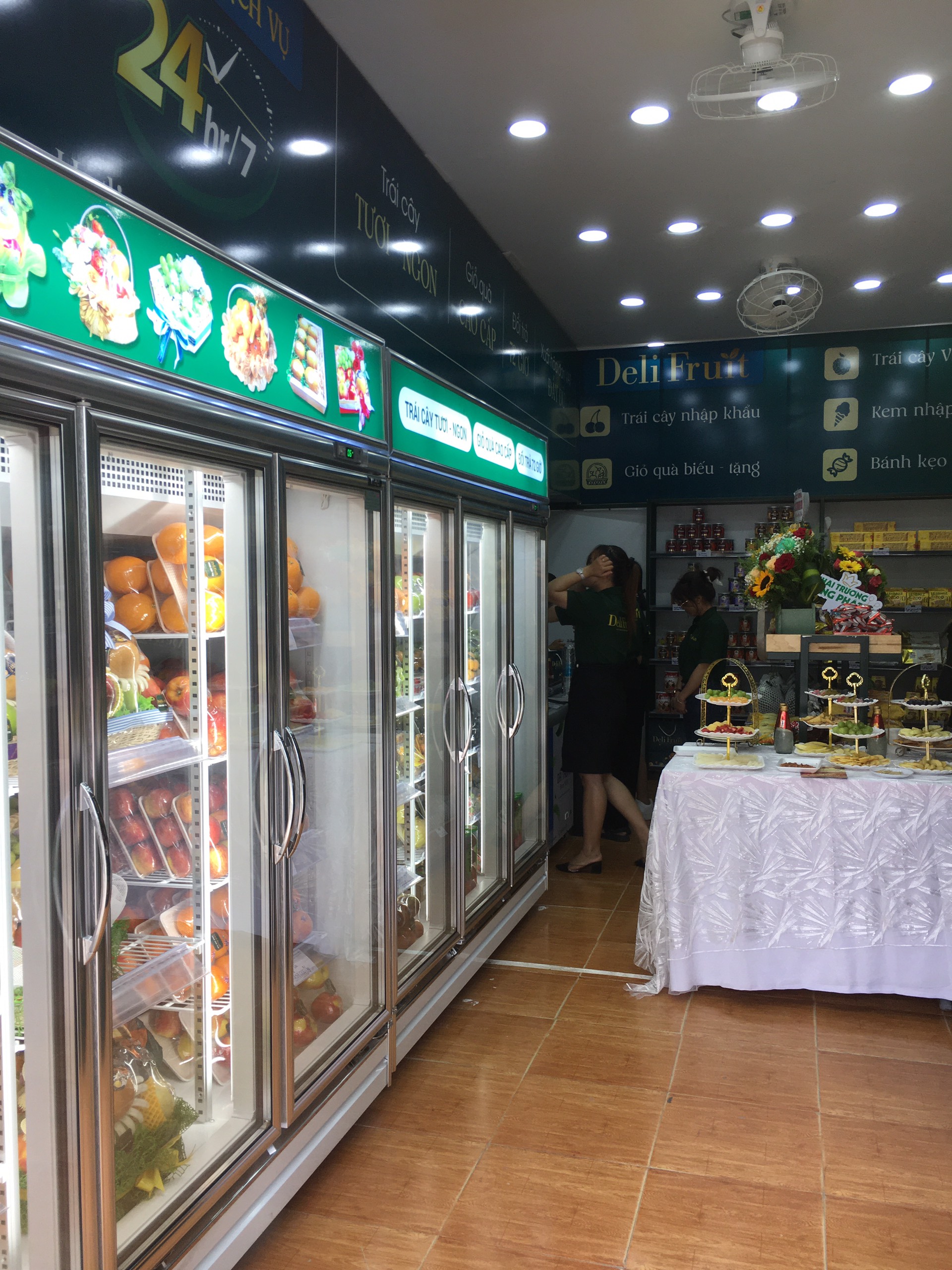 Thi công tại cửa hàng hoa quả sạch Fuji Diên Khánh