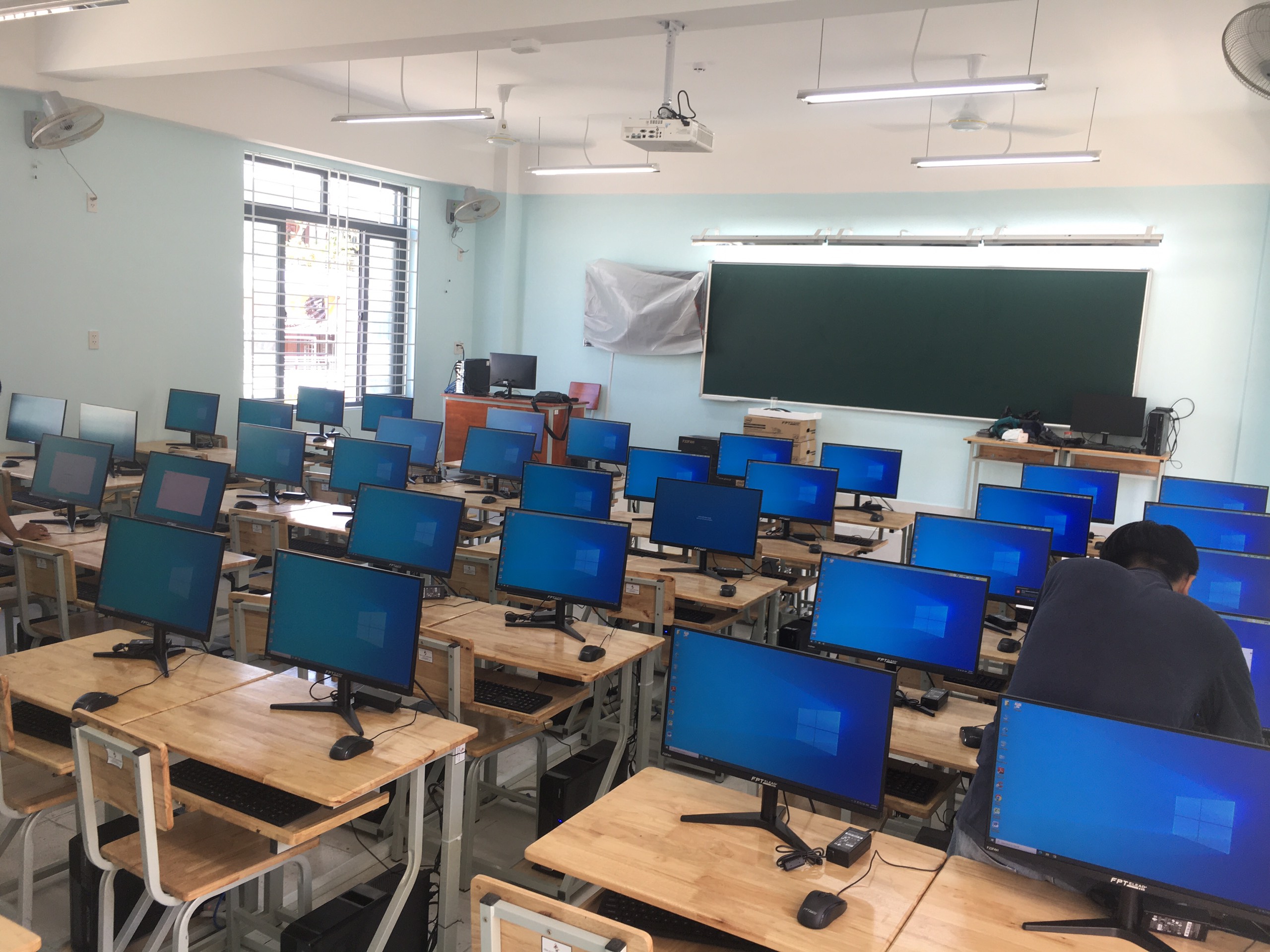Thi công bảo máy tính trì tại trường THCS Trưng Vương Nha Trang